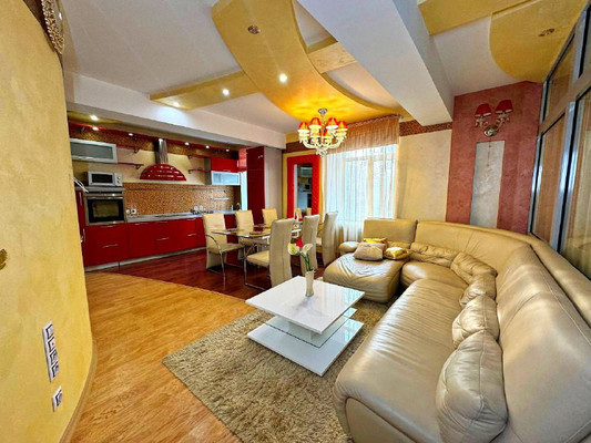 Продам трехкомнатную (3-комн.) квартиру, Мира пр-кт, 30, Комсомольск-на-Амуре г