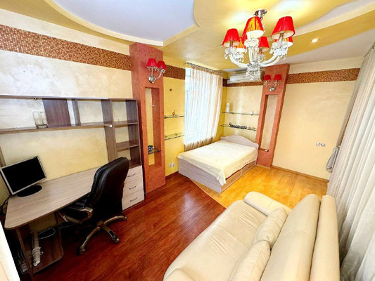 Продам трехкомнатную (3-комн.) квартиру, Мира пр-кт, 30, Комсомольск-на-Амуре г