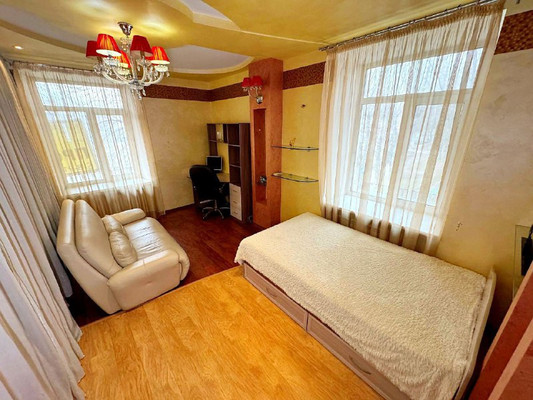 Продам трехкомнатную (3-комн.) квартиру, Мира пр-кт, 30, Комсомольск-на-Амуре г