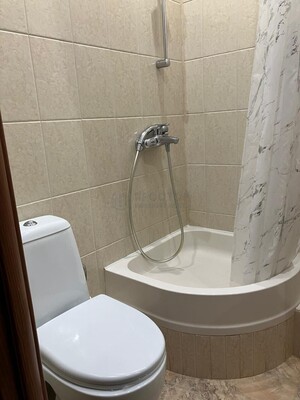 Продам трехкомнатную (3-комн.) квартиру, Маршала Савицкого ул, 16, Москва г