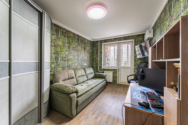 Продам трехкомнатную (3-комн.) квартиру, Гришина ул, 2к1, Москва г