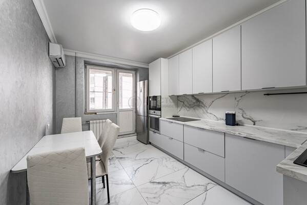 Продам трехкомнатную (3-комн.) квартиру, Гришина ул, 2к1, Москва г