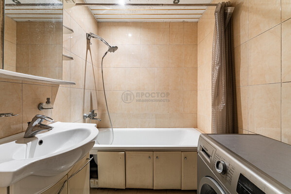 Продам трехкомнатную (3-комн.) квартиру, Гришина ул, 2к1, Москва г