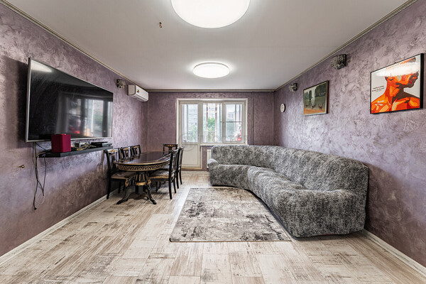 Продам трехкомнатную (3-комн.) квартиру, Гришина ул, 2к1, Москва г