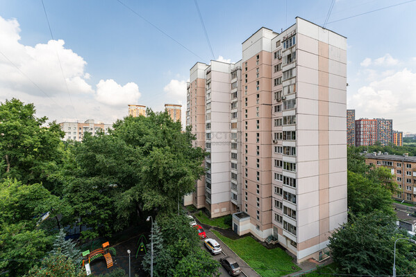 Продам трехкомнатную (3-комн.) квартиру, Гришина ул, 2к1, Москва г