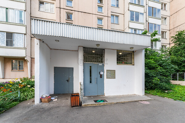 Продам трехкомнатную (3-комн.) квартиру, Гришина ул, 2к1, Москва г