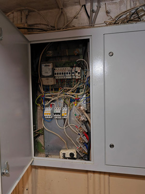 Продам комнату в 6-комн. квартире, Металлургов ул, 4, Колпино г