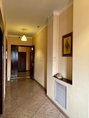 Продам трехкомнатную (3-комн.) квартиру, Нежинская ул, 8к1, Москва г