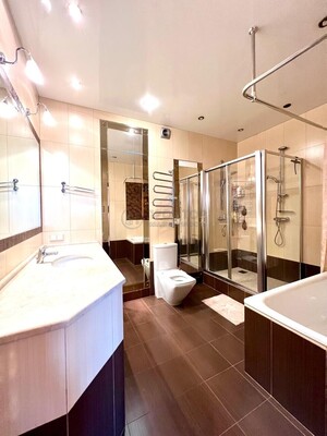 Продам трехкомнатную (3-комн.) квартиру, Нежинская ул, 8к1, Москва г