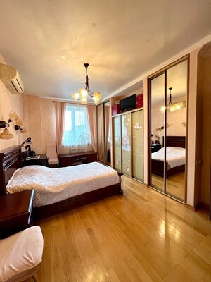 Продам трехкомнатную (3-комн.) квартиру, Нежинская ул, 8к1, Москва г