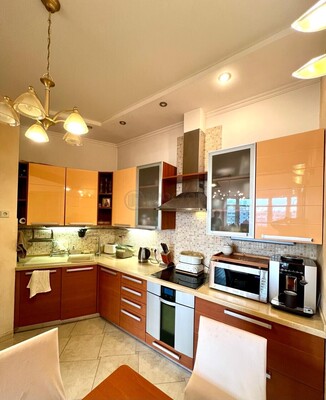 Продам трехкомнатную (3-комн.) квартиру, Нежинская ул, 8к1, Москва г