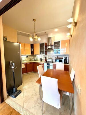 Продам трехкомнатную (3-комн.) квартиру, Нежинская ул, 8к1, Москва г