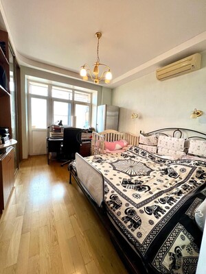 Продам трехкомнатную (3-комн.) квартиру, Нежинская ул, 8к1, Москва г