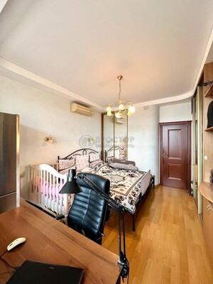 Продам трехкомнатную (3-комн.) квартиру, Нежинская ул, 8к1, Москва г