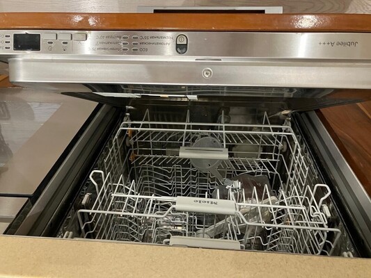 Продам трехкомнатную (3-комн.) квартиру, Маршала Савицкого ул, 16, Москва г