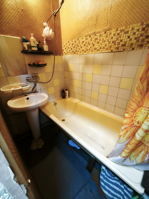 Продам 2-комн. в 7-комн. квартире, Челюскинцев ул, 32, Мурманск г