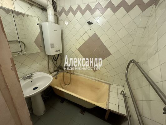 Продам трехкомнатную (3-комн.) квартиру, Бринько пер, 4, Санкт-Петербург г