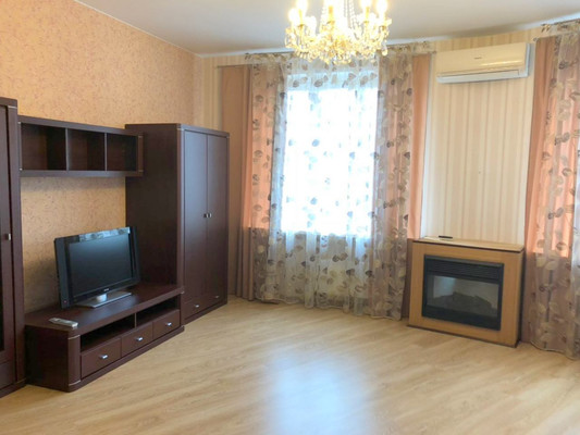 Продам трехкомнатную (3-комн.) квартиру, Рощинская ул, 17б, Гатчина г