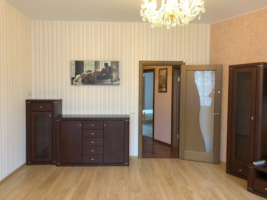 Продам трехкомнатную (3-комн.) квартиру, Рощинская ул, 17б, Гатчина г