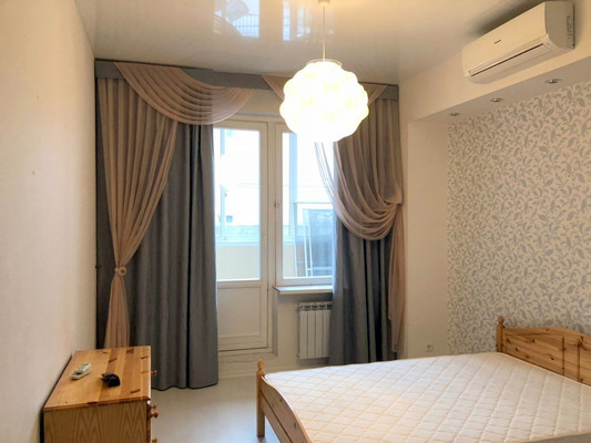 Продам трехкомнатную (3-комн.) квартиру, Рощинская ул, 17б, Гатчина г