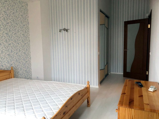 Продам трехкомнатную (3-комн.) квартиру, Рощинская ул, 17б, Гатчина г