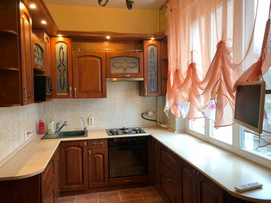 Продам трехкомнатную (3-комн.) квартиру, Рощинская ул, 17б, Гатчина г