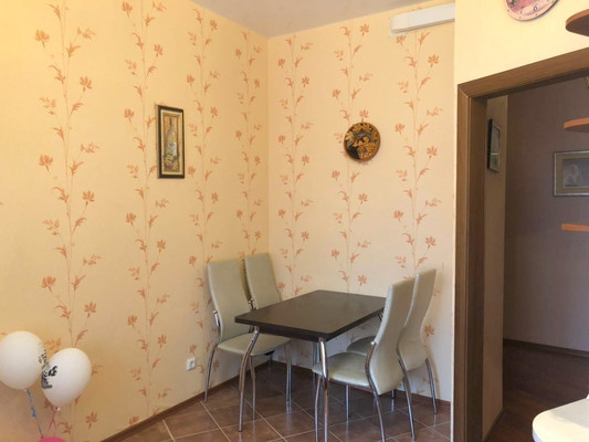 Продам трехкомнатную (3-комн.) квартиру, Рощинская ул, 17б, Гатчина г