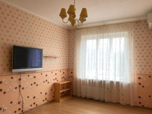 Продам трехкомнатную (3-комн.) квартиру, Рощинская ул, 17б, Гатчина г