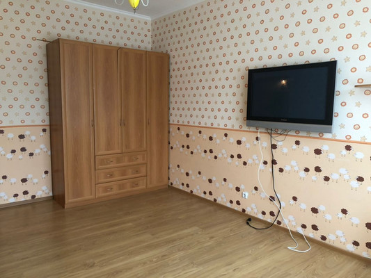 Продам трехкомнатную (3-комн.) квартиру, Рощинская ул, 17б, Гатчина г