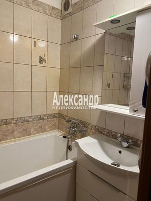 Продам двухкомнатную (2-комн.) квартиру, Пушкинская ул, 40, Шушары п