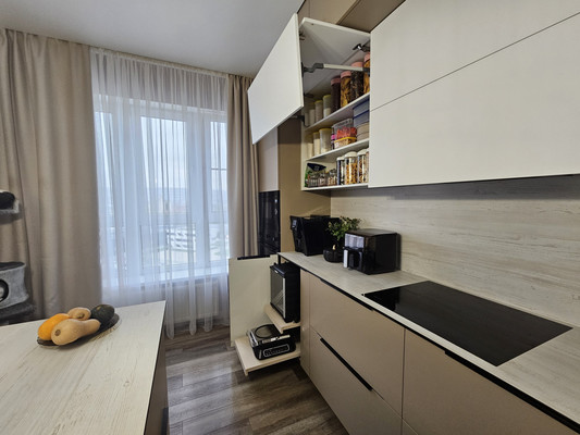 Продам трехкомнатную (3-комн.) квартиру, Солнечная ул, 2к1, Новороссийск г