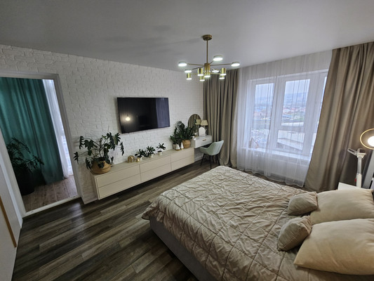 Продам трехкомнатную (3-комн.) квартиру, Солнечная ул, 2к1, Новороссийск г