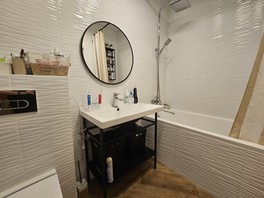 Продам трехкомнатную (3-комн.) квартиру, Солнечная ул, 2к1, Новороссийск г