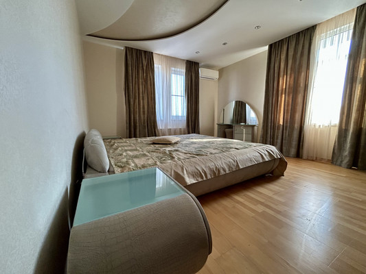 Продам многокомнатную квартиру, Имени Адмирала Серебрякова наб, 61а, Новороссийск г