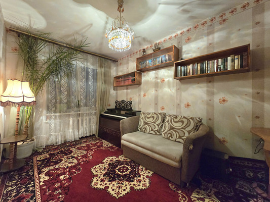 Продам трехкомнатную (3-комн.) квартиру, Нарвская ул, 4Ак1, Красное Село г