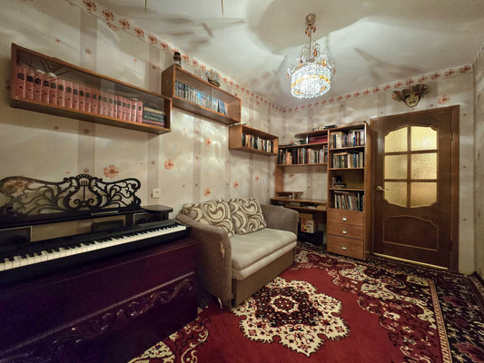 Продам трехкомнатную (3-комн.) квартиру, Нарвская ул, 4Ак1, Красное Село г