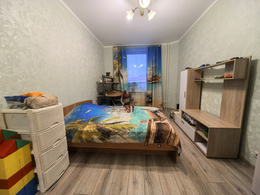 Продам трехкомнатную (3-комн.) квартиру, Дмитровская ул, 20, Базарово д