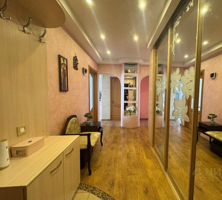 Продам трехкомнатную (3-комн.) квартиру, Парусная ул, 20к3, Краснодар г