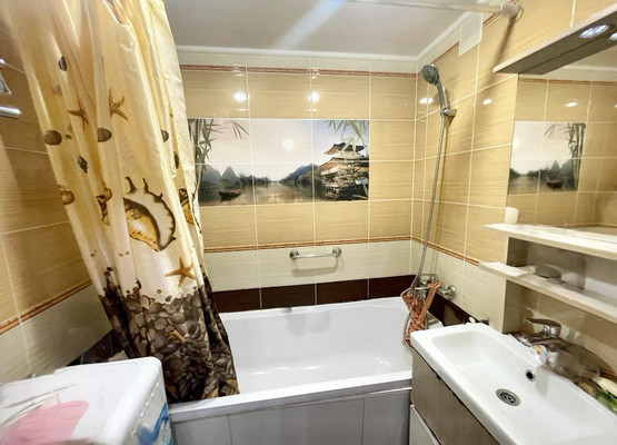 Продам трехкомнатную (3-комн.) квартиру, Юлиуса Фучика ул, 2, Казань г