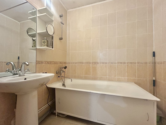 Продам трехкомнатную (3-комн.) квартиру, Яхтенная ул, 32к3, Санкт-Петербург г