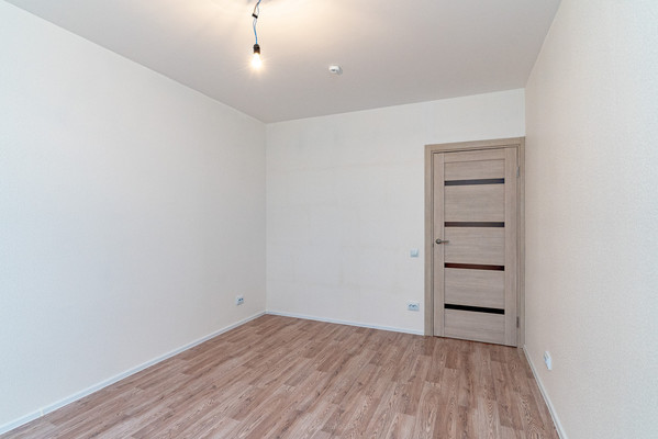 Продам трехкомнатную (3-комн.) квартиру, Орлово-Денисовский пр-кт, 15к1, Санкт-Петербург г