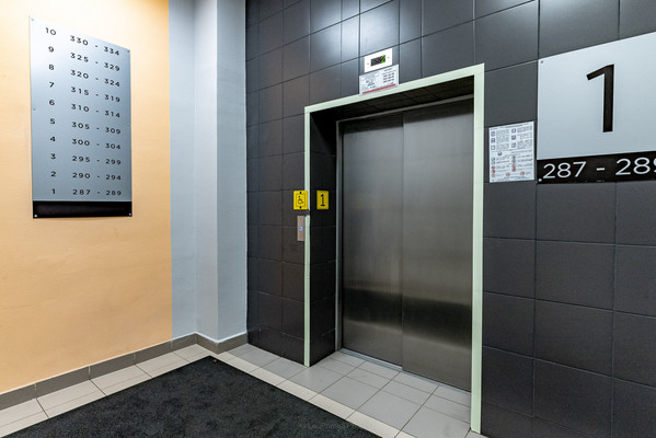 Продам трехкомнатную (3-комн.) квартиру, Орлово-Денисовский пр-кт, 15к1, Санкт-Петербург г