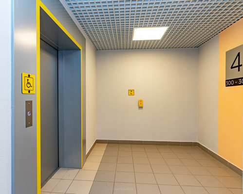 Продам трехкомнатную (3-комн.) квартиру, Орлово-Денисовский пр-кт, 15к1, Санкт-Петербург г