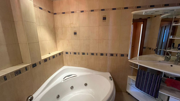 Продам трехкомнатную (3-комн.) квартиру, Коммунистический пр-кт, 74, Южно-Сахалинск г