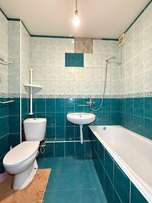 Продам трехкомнатную (3-комн.) квартиру, Ватутина ул, 32, Нальчик г