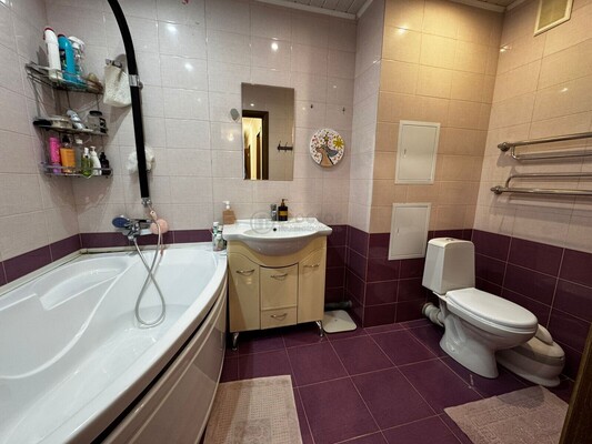 Продам трехкомнатную (3-комн.) квартиру, Подмосковная ул, 35, Островцы д