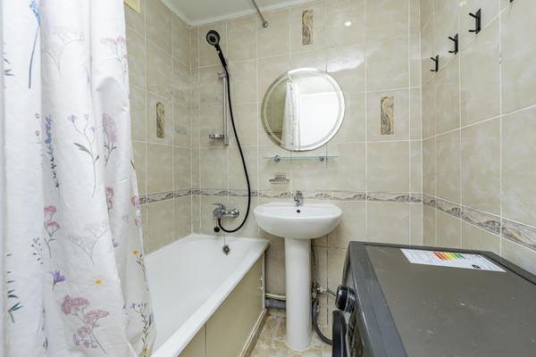 Продам трехкомнатную (3-комн.) квартиру, Зенкова ул, 4, Пермь г