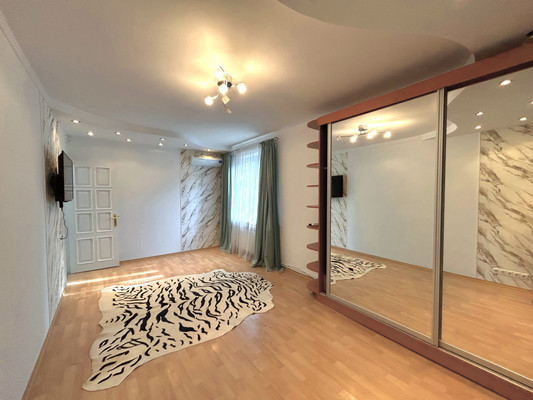 Продам двухкомнатную (2-комн.) квартиру, Мухина ул, 20, Ялта г