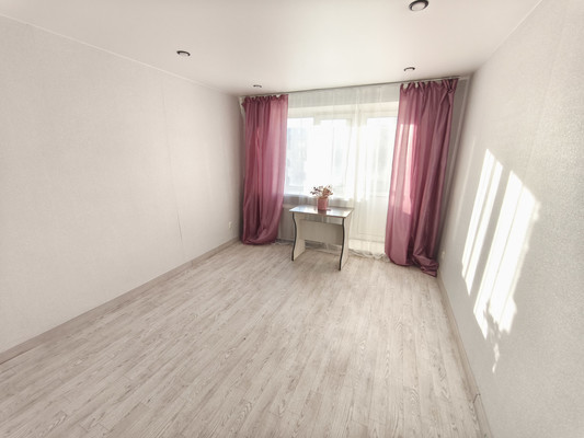 Продам комнату в 5-комн. квартире, 52 Квартал ул, 10, Красноярск г