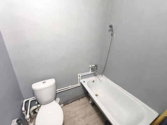 Продам комнату в 5-комн. квартире, 52 Квартал ул, 10, Красноярск г